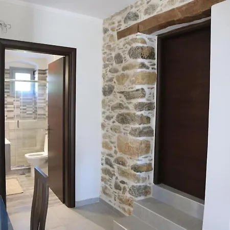 Σπίτι διακοπών όπως παλιά.. πέτρινη κατοικία ωρολόγιο ευβοίας
